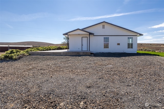 view of front of house featuring a mountain view