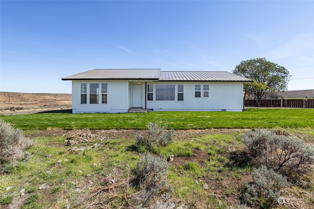 view of front of property featuring a front lawn