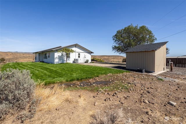 view of yard with a storage shed