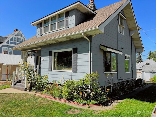 view of front of house with a front lawn and covered porch