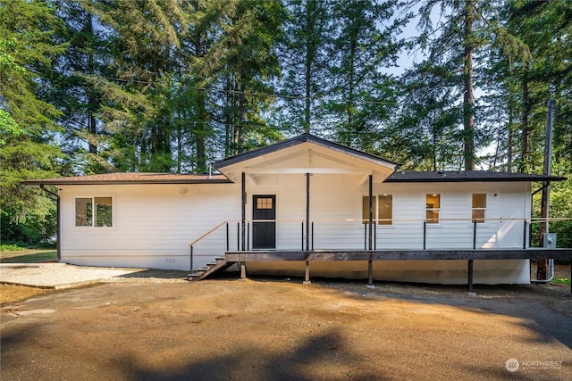 view of front of property featuring crawl space