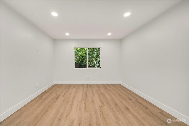 unfurnished room featuring light wood finished floors, recessed lighting, and baseboards