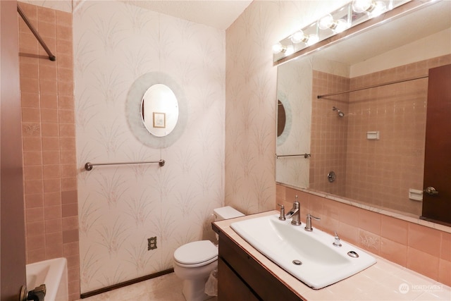 full bathroom with tiled shower / bath combo, vanity, toilet, and backsplash