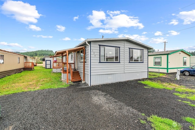 view of front of home featuring a front lawn