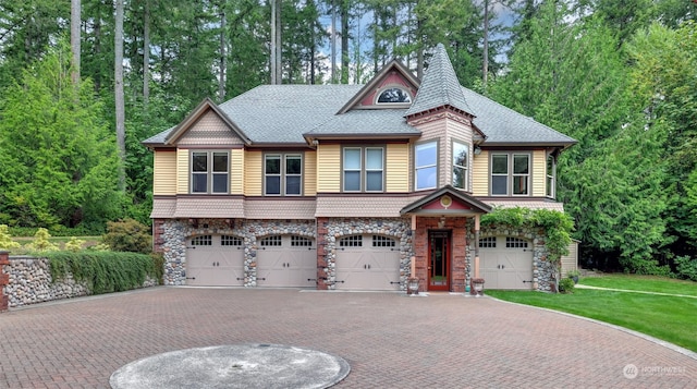 view of front facade featuring a garage