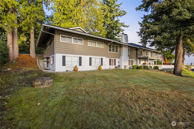 view of front of home featuring a front lawn