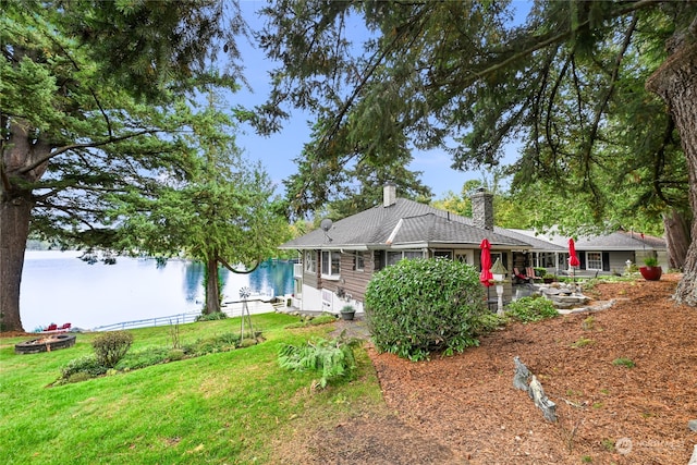 view of yard featuring a water view