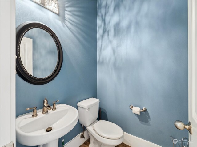 bathroom featuring toilet and sink