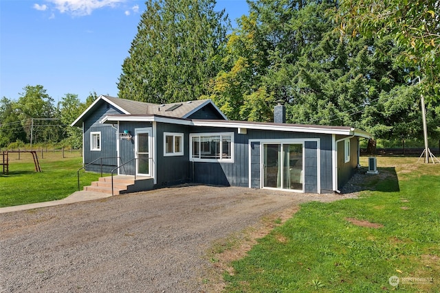 single story home featuring a front lawn