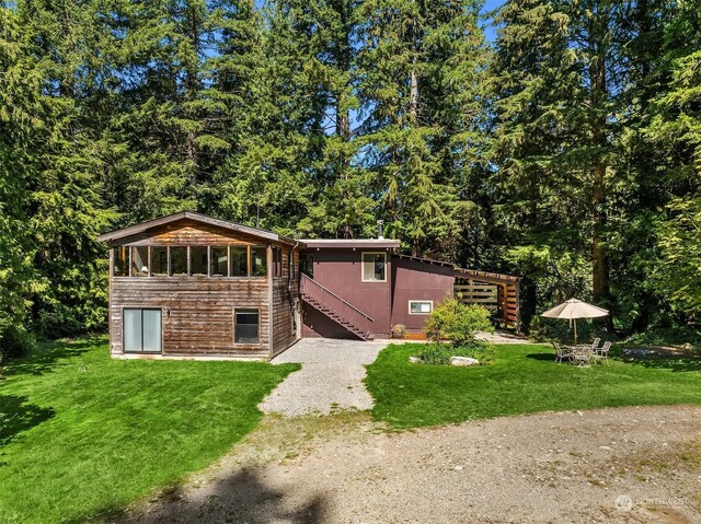 back of house featuring a lawn