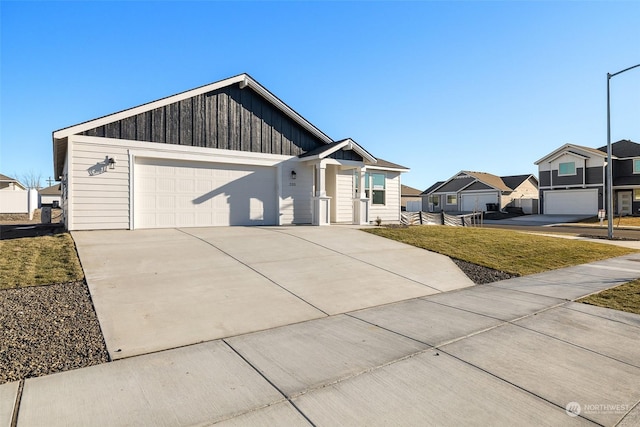 view of front of home featuring a front yard