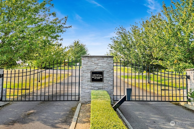 view of gate featuring a lawn