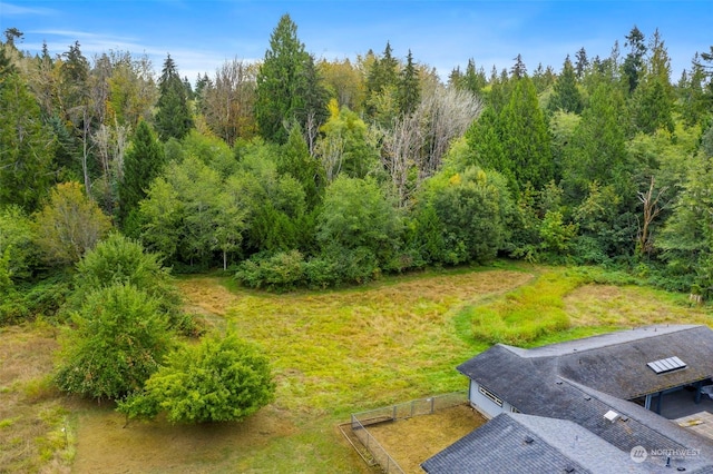 birds eye view of property featuring a forest view