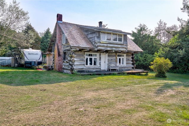 back of house featuring a lawn