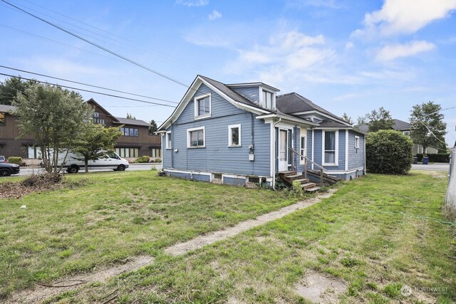 view of front of home featuring a front yard