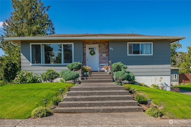 view of front of house featuring a front lawn