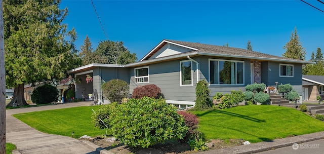 view of front facade with a front lawn