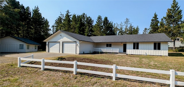 view of front facade with a front lawn