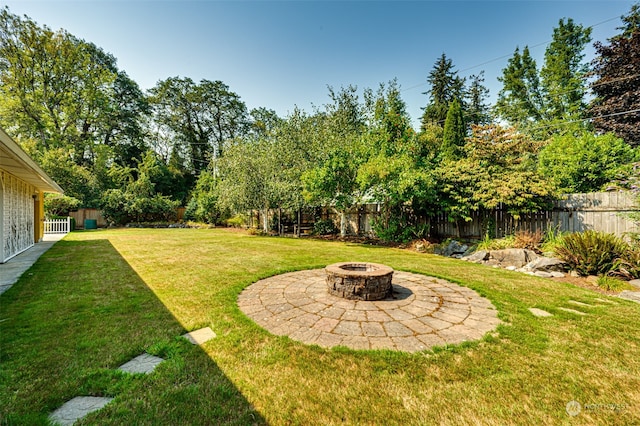 view of yard featuring an outdoor fire pit