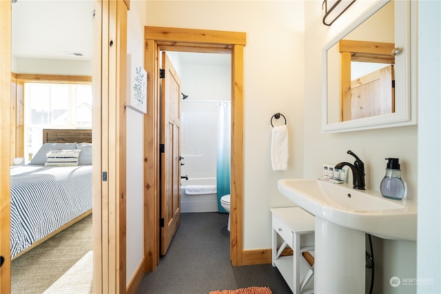 bathroom featuring toilet and curtained shower