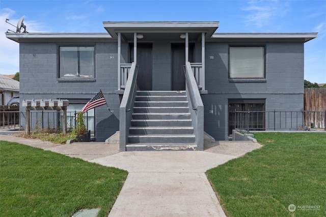 view of front of property featuring a front lawn