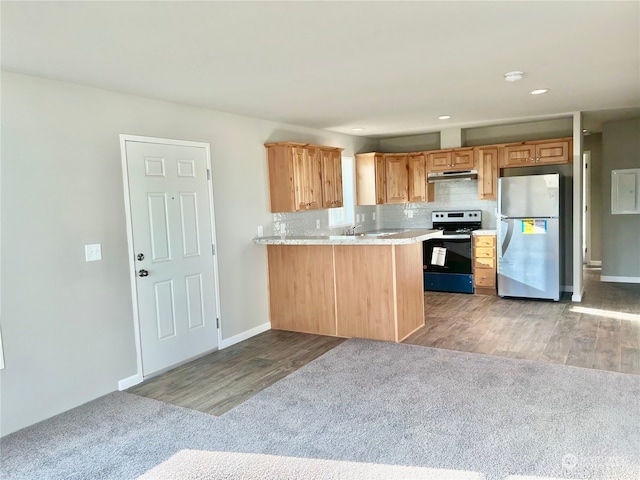 kitchen featuring light wood-type flooring, stainless steel fridge, kitchen peninsula, and black electric range oven