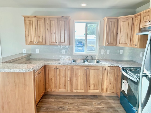 kitchen featuring sink, electric range, tasteful backsplash, and dark hardwood / wood-style flooring