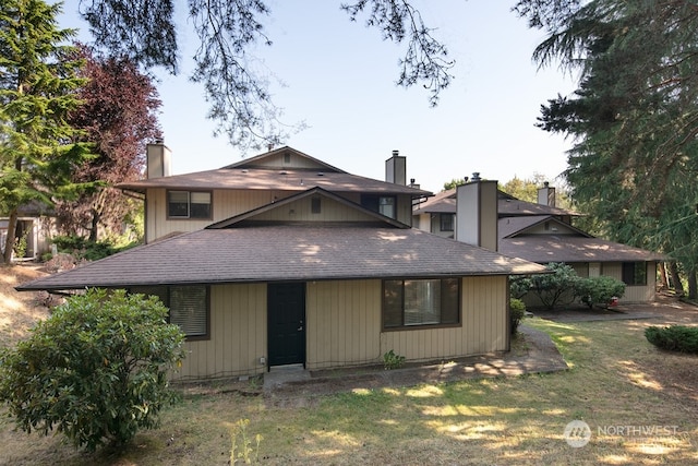 view of front facade with a front yard