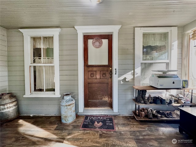 entrance to property featuring a porch