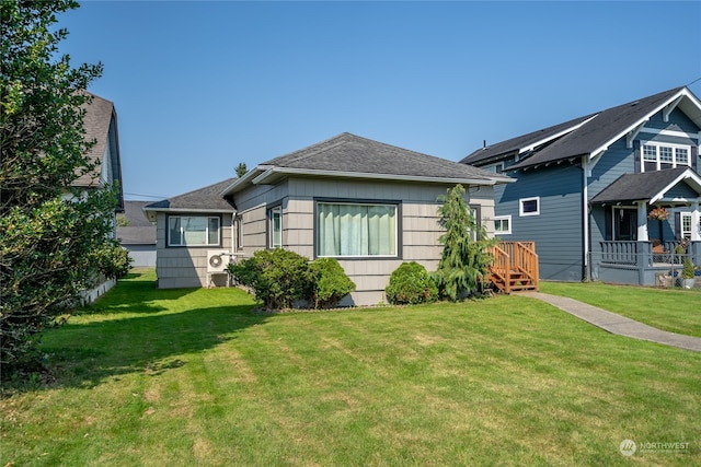 view of front of property with a front yard