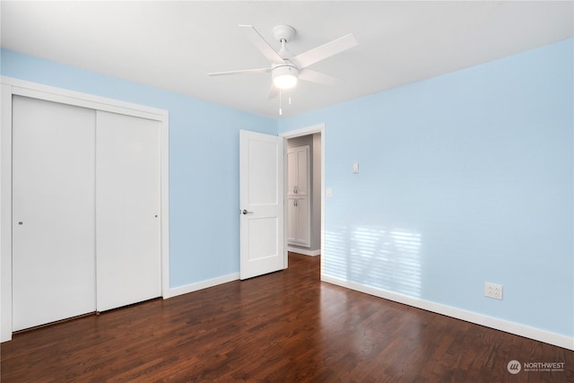 unfurnished bedroom featuring wood finished floors, baseboards, a closet, and ceiling fan