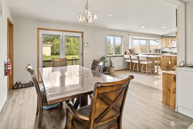 dining room featuring an inviting chandelier, visible vents, light wood-style floors, and recessed lighting