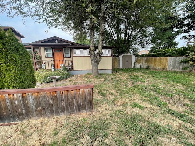 view of yard featuring a storage shed