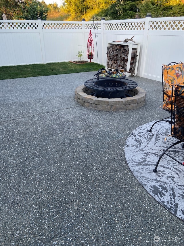 view of patio with an outdoor fire pit