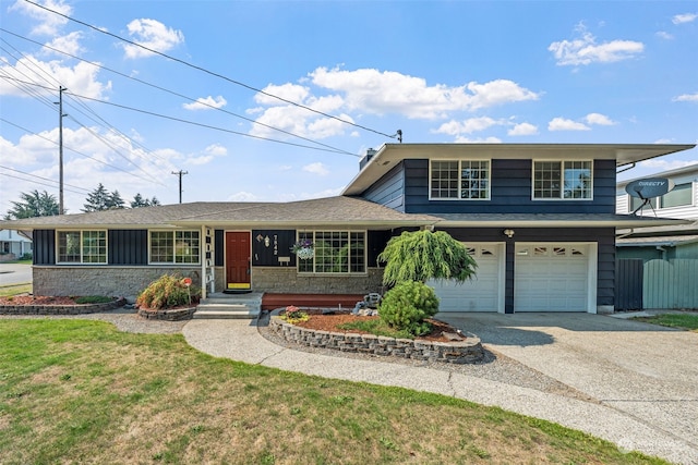 view of front of property featuring a front yard and a garage