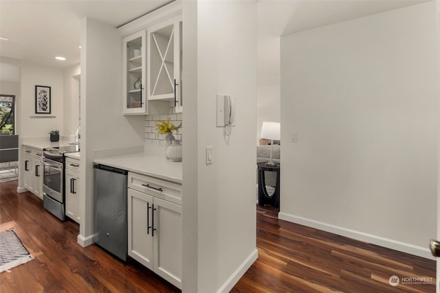 kitchen featuring fridge, stainless steel electric range oven, tasteful backsplash, and dark wood-style flooring