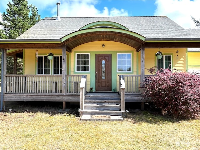 view of front facade featuring a front lawn and a porch