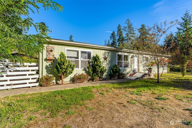 view of front of property featuring a front lawn