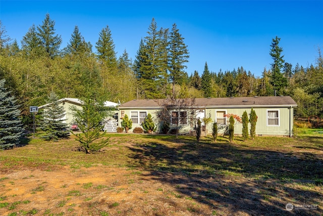 ranch-style home featuring a front lawn