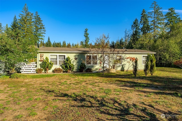 view of front of house with a front yard