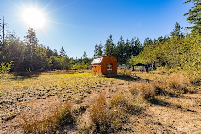 view of yard with an outbuilding