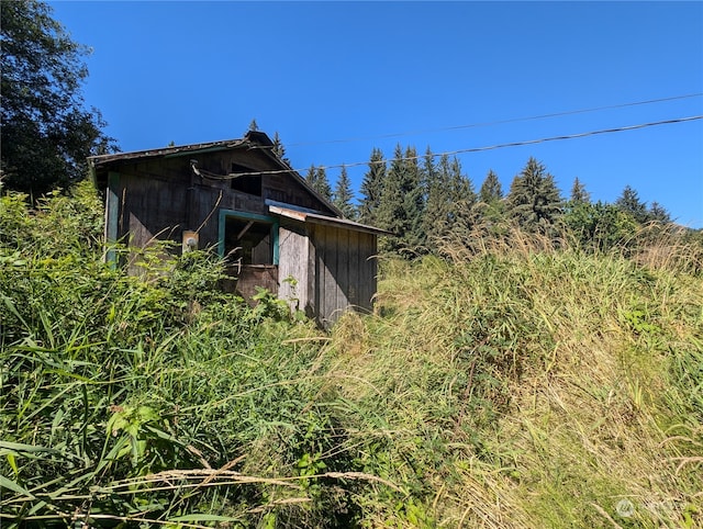 exterior space featuring a storage shed