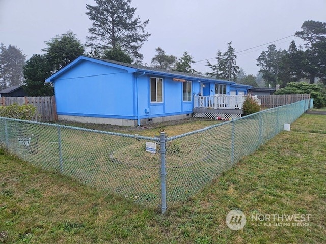 view of front of house featuring a front yard