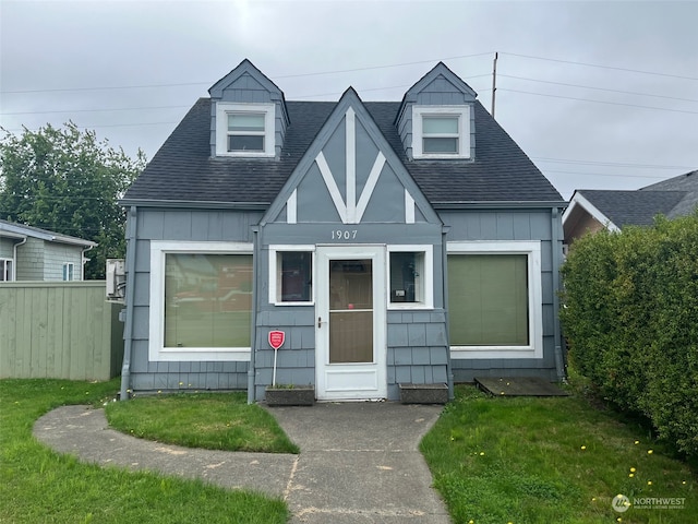 view of front of house featuring a front lawn