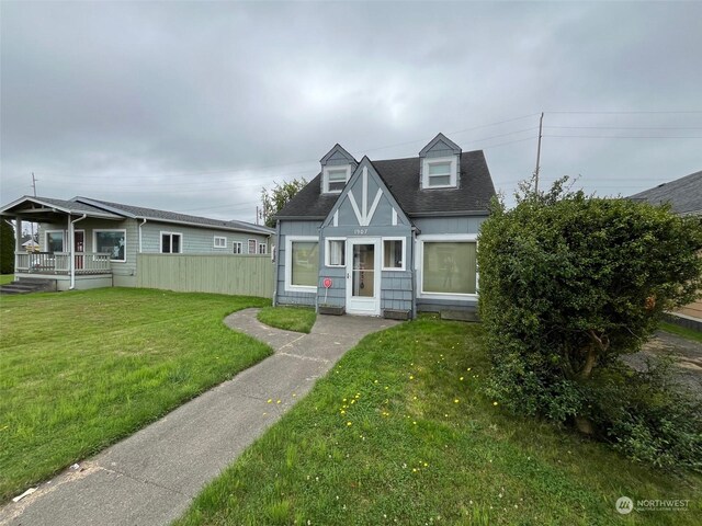 view of front of house featuring a front lawn