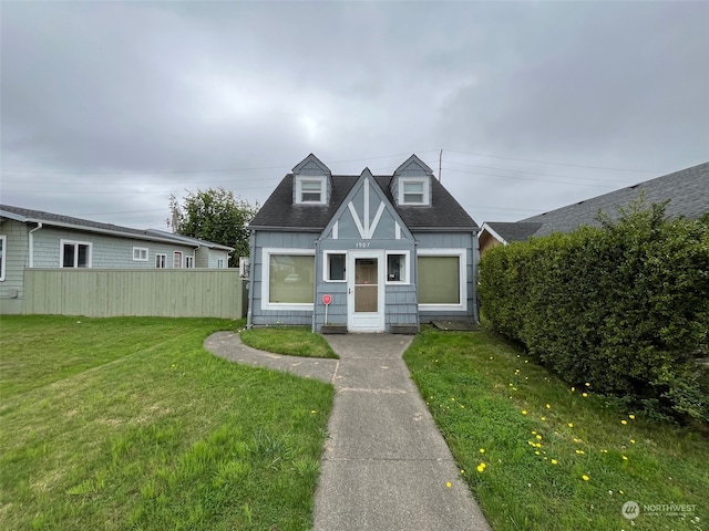 view of front of home featuring a front yard