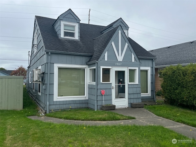 view of front of home featuring a front yard