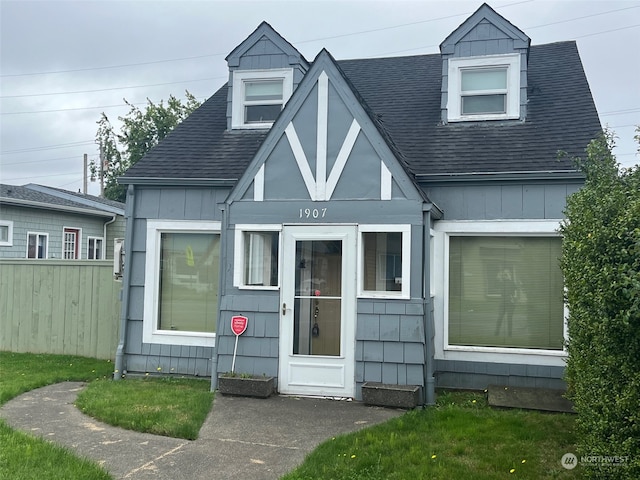 view of front facade with a front yard