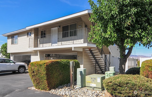 view of front of house with a balcony