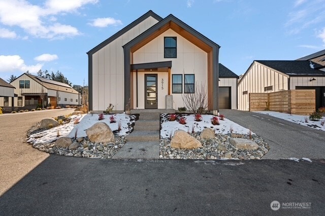 view of modern farmhouse style home